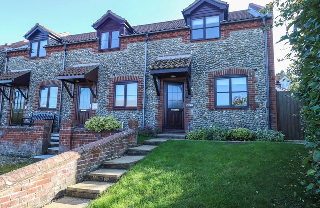 SEAVIEW COTTAGE, character holiday cottage in Salthouse, Norfolk