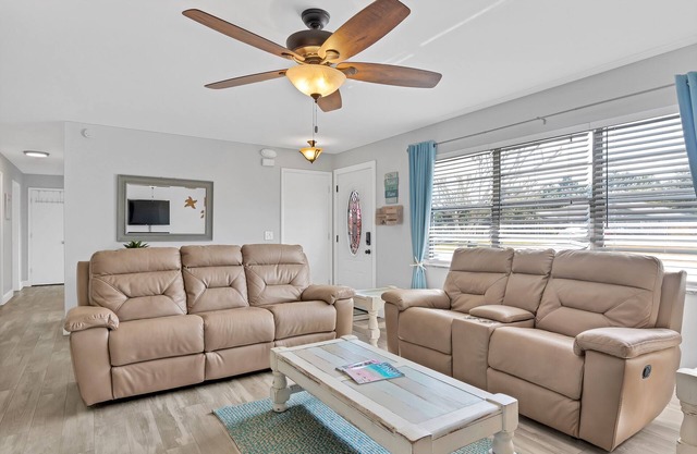 Sebastian Favorite - Cozy Home Near Beaches and Riverfront - Snowbirds Welcome!