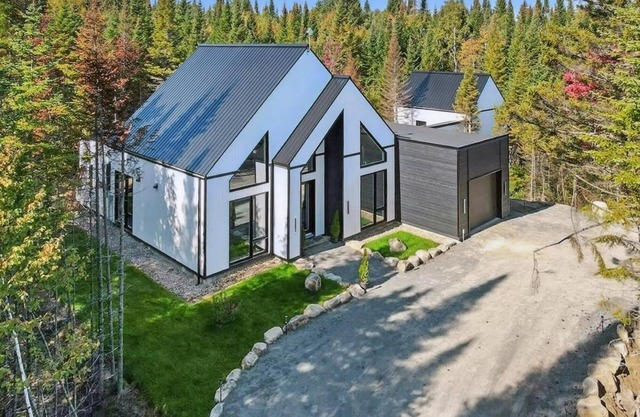 Secluded 4BR/5Beds Chalet with Hot Tub & Sauna & private forest