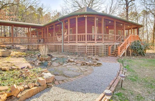 Secluded 3-bedroom cabin in serene Clarksville, close to local amenities.
