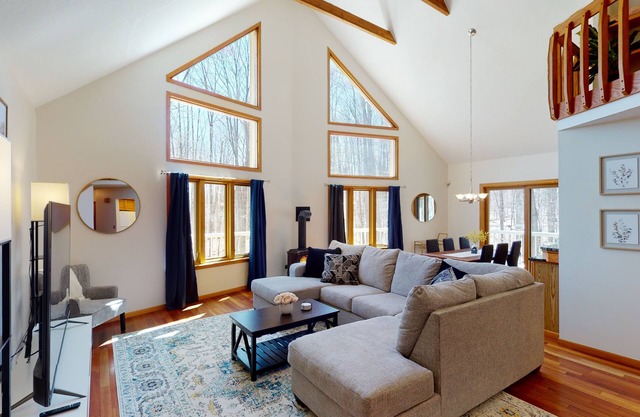 Secluded 3 Br Luxury Chalet!