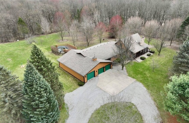 Secluded 3400 Sq Ft Log Cabin Retreat with Modern Comforts & Screne Nature views