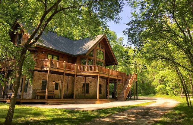 Secluded 4 bed 4 bath Cabin with Fire Pit, Hot Tub, and relaxing surroundings!