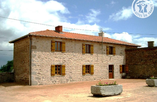 Secluded 4-Bedroom Farmhouse with Fireplace, Large Garden & Modern Amenities in Natural Haven
