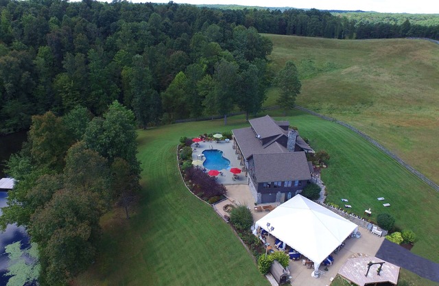 SECLUDED 50 acres/2 LAKES/LOG CABIN/SLEEPS 20/POOL/RED RIVER GORGE/CAVE RUN LAKE