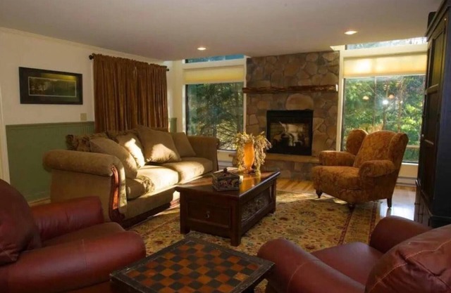 Secluded and Cozy Townhome at Tripp Lake