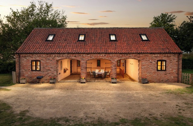 Secluded barn sleeps up to seven in rural Lincolnshire. Private parking.