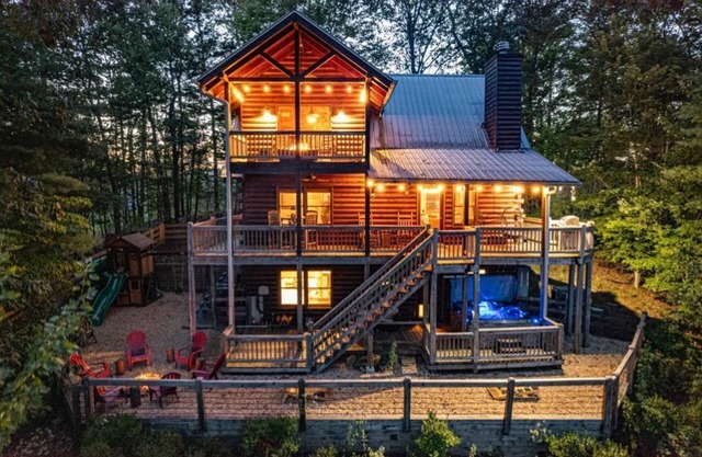 Secluded Cabin- Family Friendly - 3 Bedrooms - Jacuzzi -Playground - Game Room