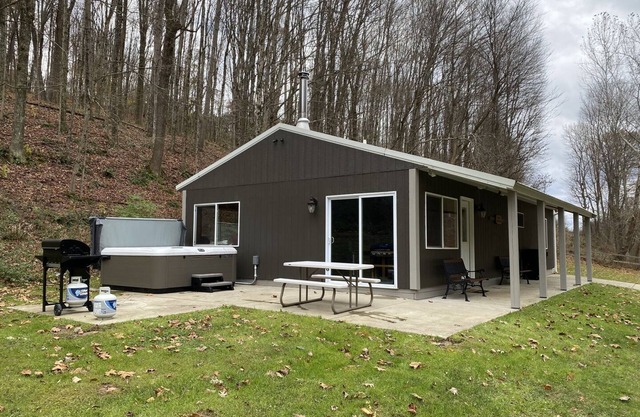 Secluded Cabin Getaway in Hocking Hills with Hot Tub Old Man's Cave Ash Cave