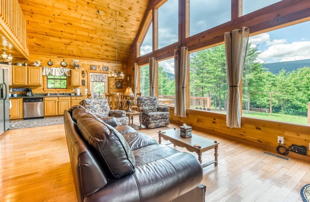 Secluded cabin with incredible mountain views, private grill & deck