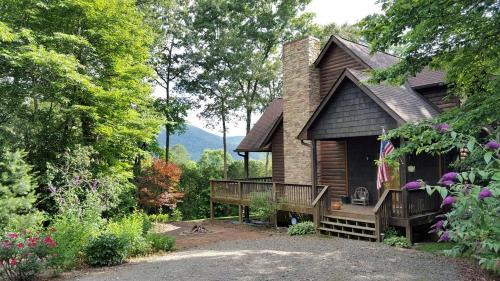 Secluded Cabin with Pool Table Nestled Amidst Georgia's Forests in Hiawassee, Georgia