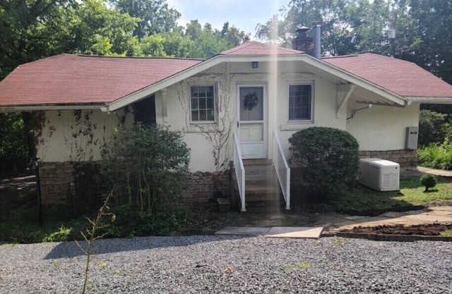 Secluded carriage house on an estate close to downtown