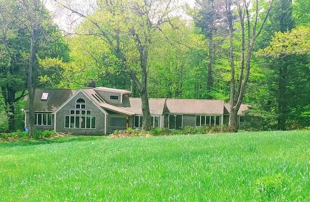 Secluded chalet on 50 acres at base of Mt Monadnock, near lakes -TESLA charger