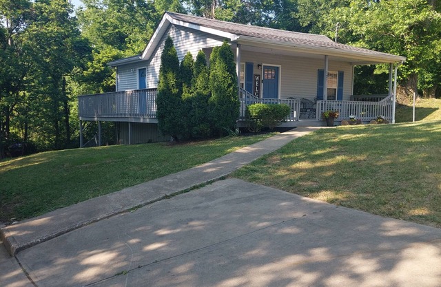Secluded cozy hideaway in town for 6. Ark 1 mile