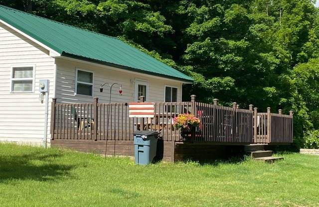 Secluded Deerfoot cabin getaway with WIFI near Trout Lake