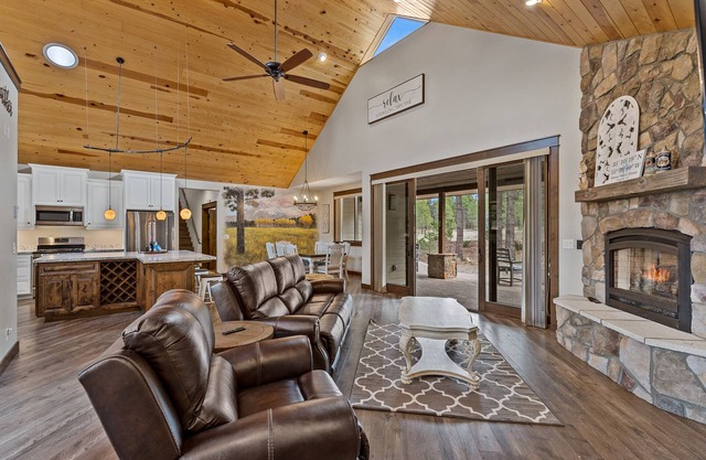 Secluded Flagstaff Cabin Getaway and Guesthouse (Sleeps 20)