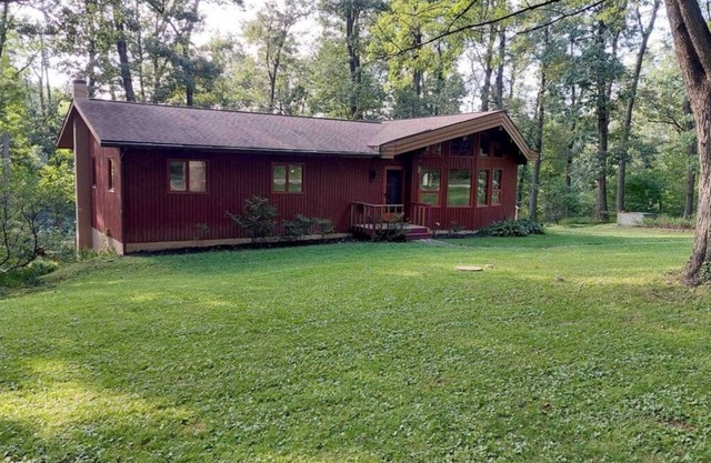 Secluded Getaway - Entire House; free parking; fully furnished kitchen