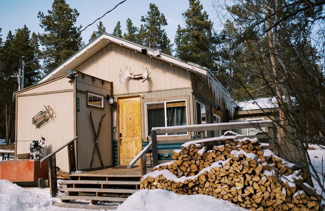 Secluded Gorgeous Cabin-Hike- Bike-steps away from Roosevelt National Forest