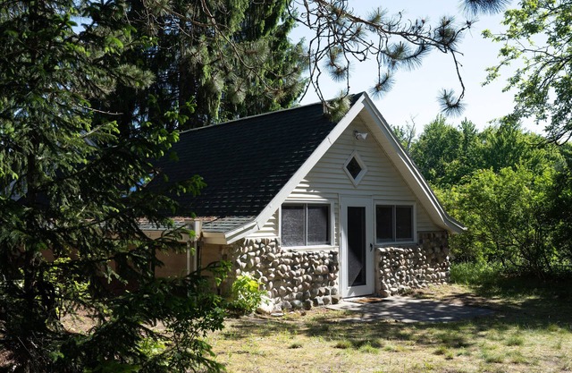 Secluded hideaway in the woods! Renovated, well appointed 1928 cottage