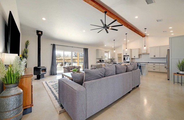 Secluded Hill Country Getaway Stunning Views + Fire Pit 15 Min to Main St