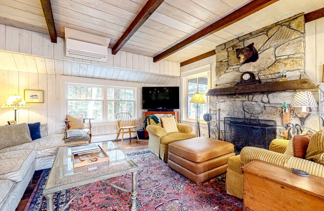 Secluded home with game room, private hot tub, golf, river & mtn views, firepit