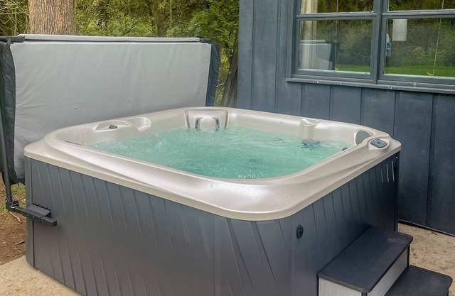 Secluded! HotTub, Arcads, Fireplace! Lake Access!
