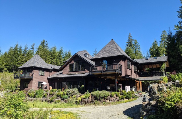 Secluded lodge apt with hot tub in Cascade Mtn foothills Sultan Wash. Sleeps 4.