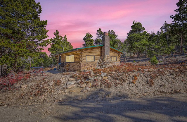 Secluded log cabin/hot tub. Ski, views, hike, silence.