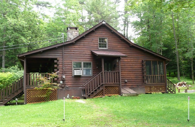 Secluded Log Cabin with a 6-Person Hot Tub, Private Pond and Babbling Brook