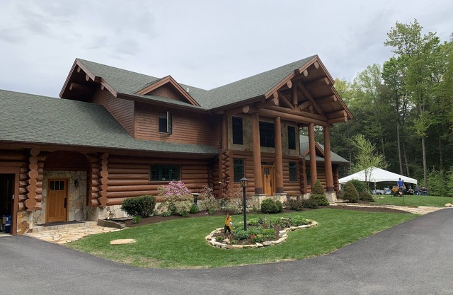Secluded Log Home, close to the lake and downtown