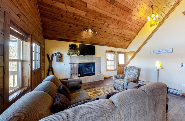 Secluded Mountain Escape W/Full Kitchen, free WiFi, & More