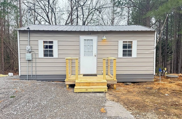 Secluded one bedroom cabin with large deck overlooking a wooded gully.