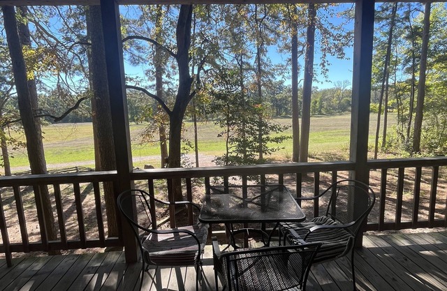 Secluded, peaceful cabin with walking trails & stocked ponds in SE Oklahoma