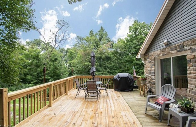 Secluded, pet friendly, fishing, hot tub, Wi-Fi!