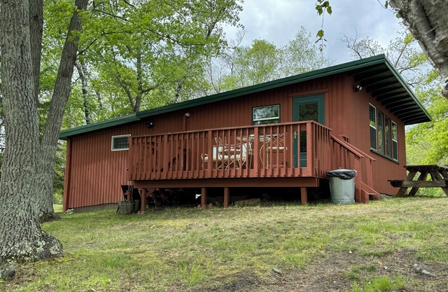 Secluded, quaint, updated 2 Bdrm on the Lake, Fire pit, wildlife, biking
