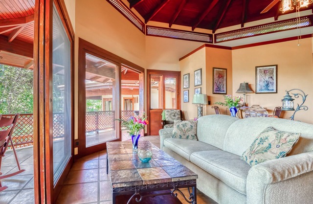 Secluded River View Villa w/Private Hot Tub, Large Deck, Gas Grill, Washer/Dryer