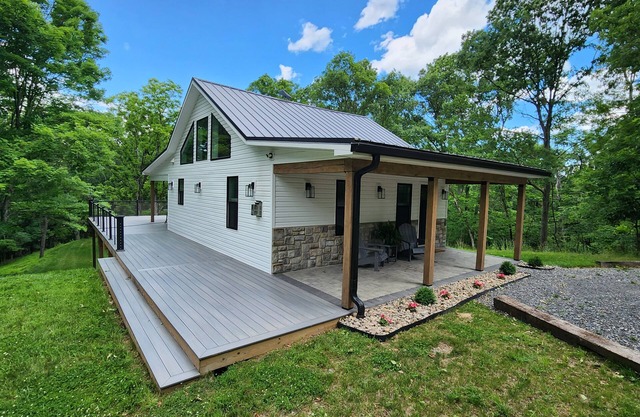 Secluded, romantic cabin with hot tub on 12 acres of woodland.