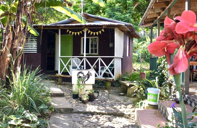 Secluded self contained cabin close to Blue lagoon