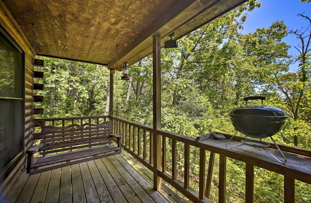Secluded Studio w/Deck ~ 8 Miles to Beaver Lake!