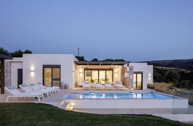 Secluded villa with hot tub, heated pool & sea view!