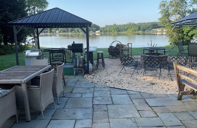 Secluded Waterfront Retreat 2 bed 1 1/2 baths private guest house w Pool & Beach