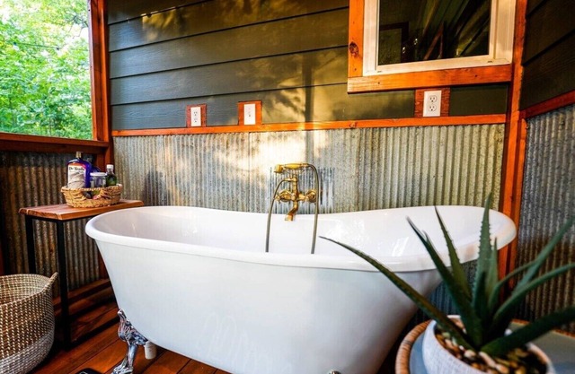 Secluded Woodland Cabin | Eggs & Clawfoot Tub