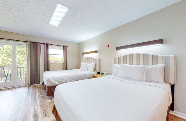 Second-floor, dog-friendly studio with gym & golf view - walk to Douglas Lake