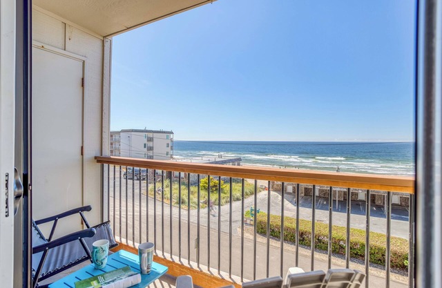Second-Floor Oceanview Condo Includes Pool, Hot Tub and Beach Access!