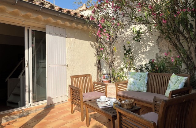 Secret Cottage, Roof garden & Patio. Village centre Nr Sea. Parking bikes & car.