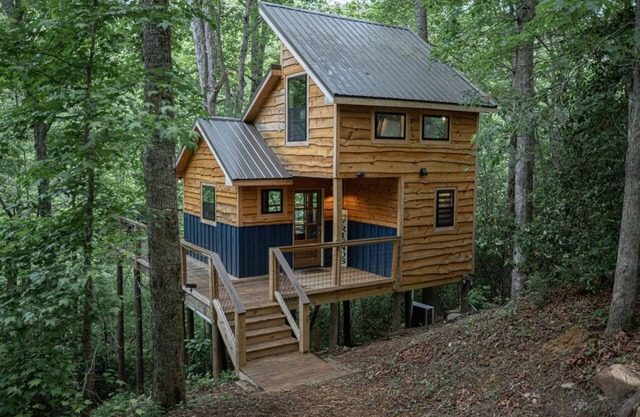 Secret Stash: Secluded Treehouse Overlooking Creek
