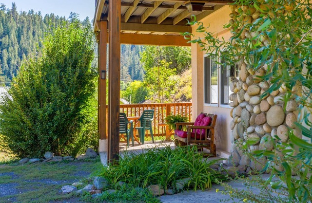 See Fall's Changing Colors! Creekside Lower Apartment - Hot Tub, Downtown, Deck, Pet Friendly!