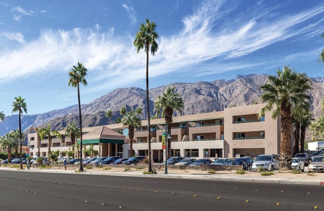 See Palm Springs and relax in this 1BD condo with resort amenities including pool/hot tub