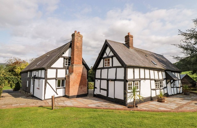 SEGRAVE, pet friendly, character holiday cottage in Martley