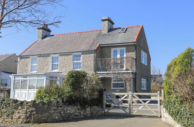 SEIRIOL VIEW, pet friendly, character holiday cottage in Moelfre
